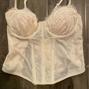 Elegant Lace bustier in Cream